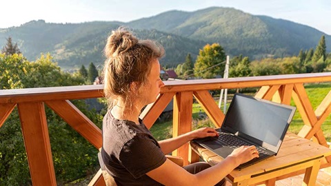 internet en verano - trabajando con el portátil desde la casa del campo